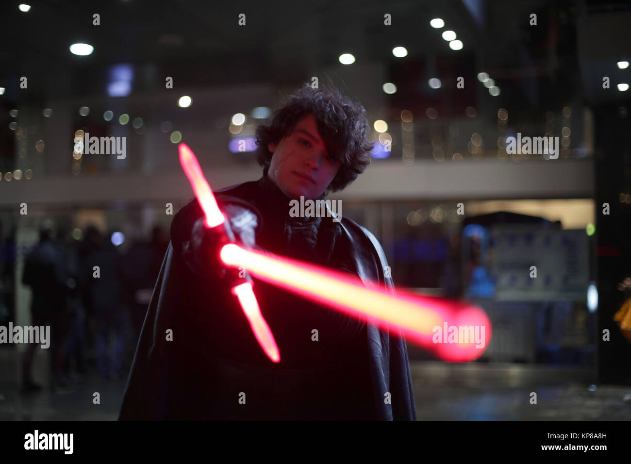 Anthony Kuppel aus London, verkleidet als Kylo Ren, für ein Screening von Star Wars: Der letzte Jedi am Leicester Square in London. Stockfoto
