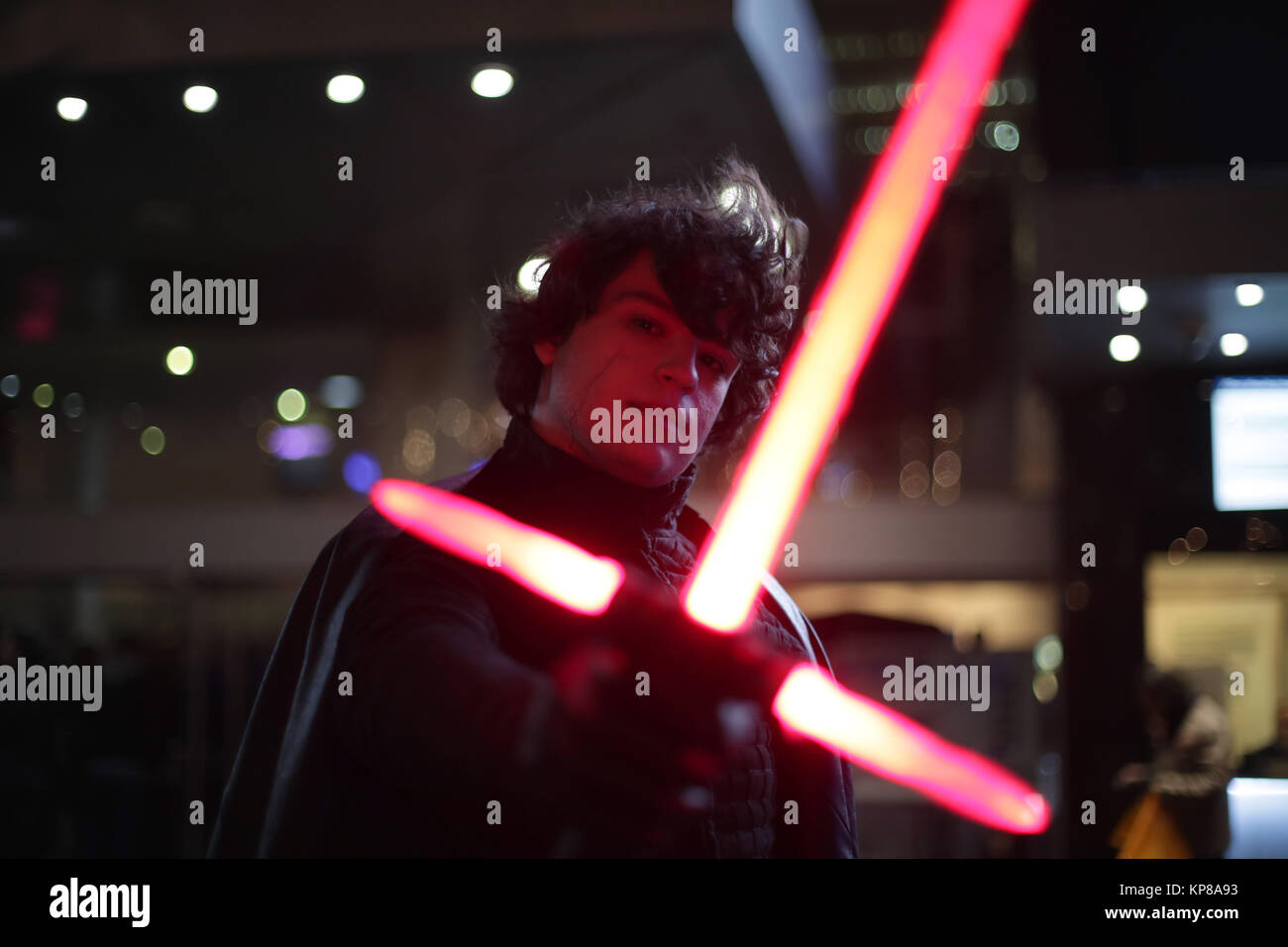 Anthony Kuppel aus London, verkleidet als Kylo Ren, für ein Screening von Star Wars: Der letzte Jedi am Leicester Square in London. Stockfoto