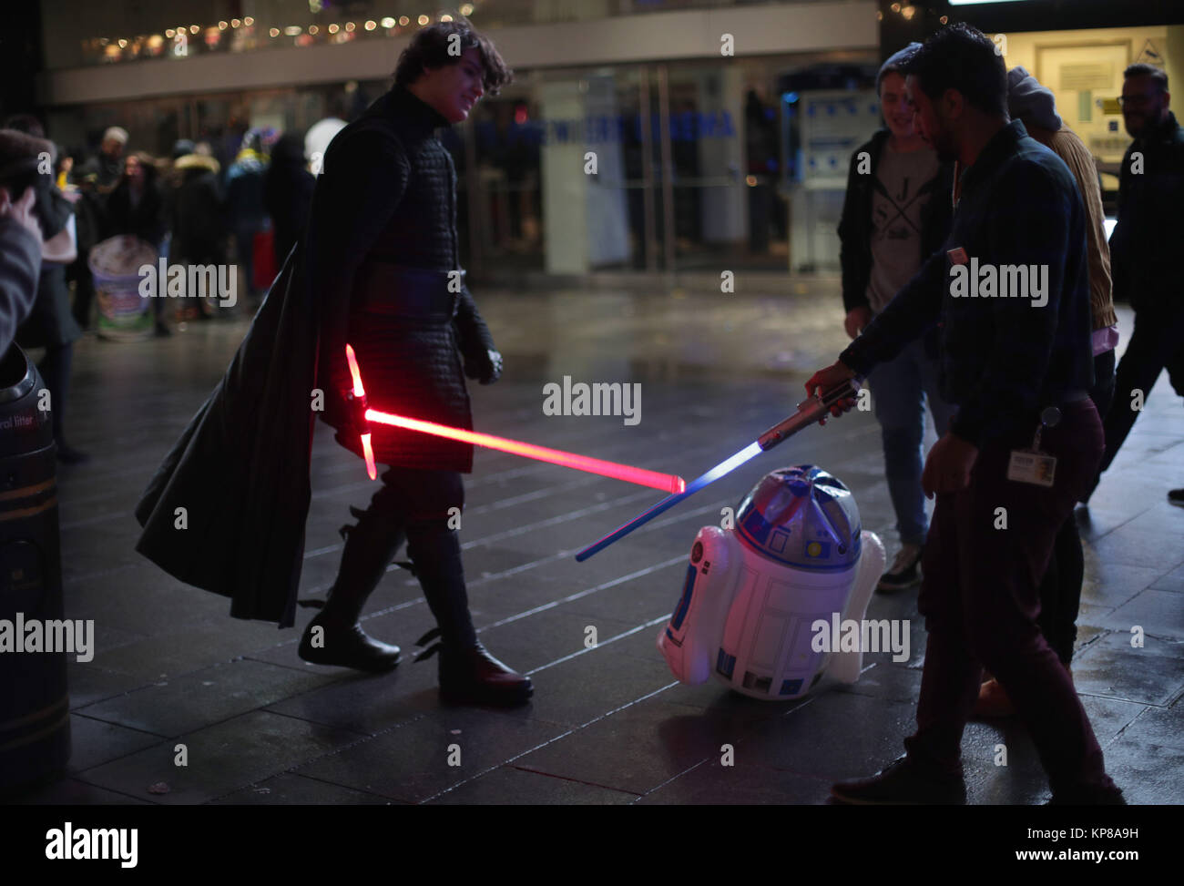 Anthony Kuppel aus London (links), verkleidet als Kylo Ren, für ein Screening von Star Wars: Der letzte Jedi am Leicester Square in London. Stockfoto