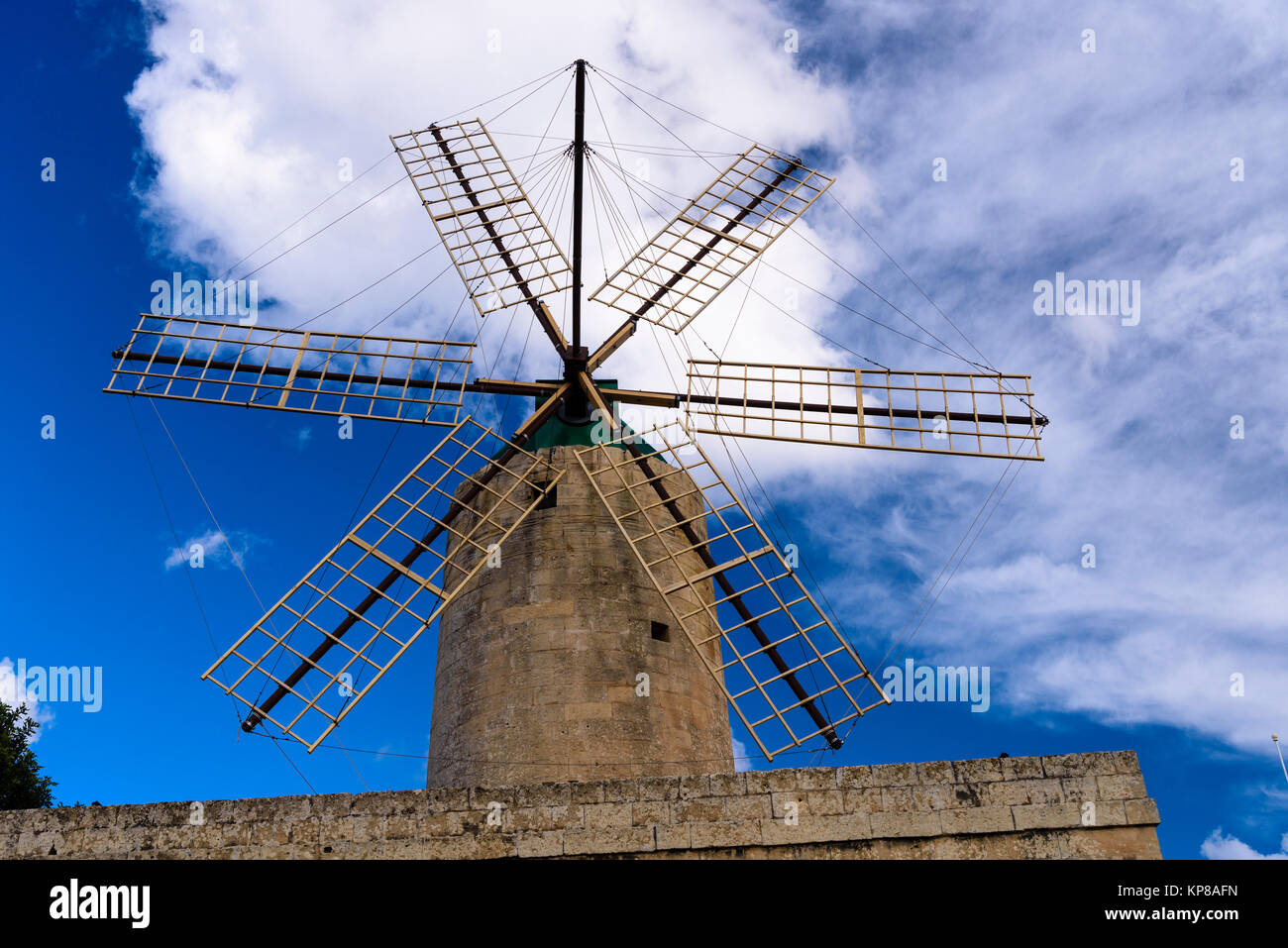 Ta'Kola Windmühle, Xaghra, Gozo, Malta, ein traditionelles Mühle zum Mahlen von Getreide aus den frühen 1700er und beliebte Touristenattraktion. Stockfoto