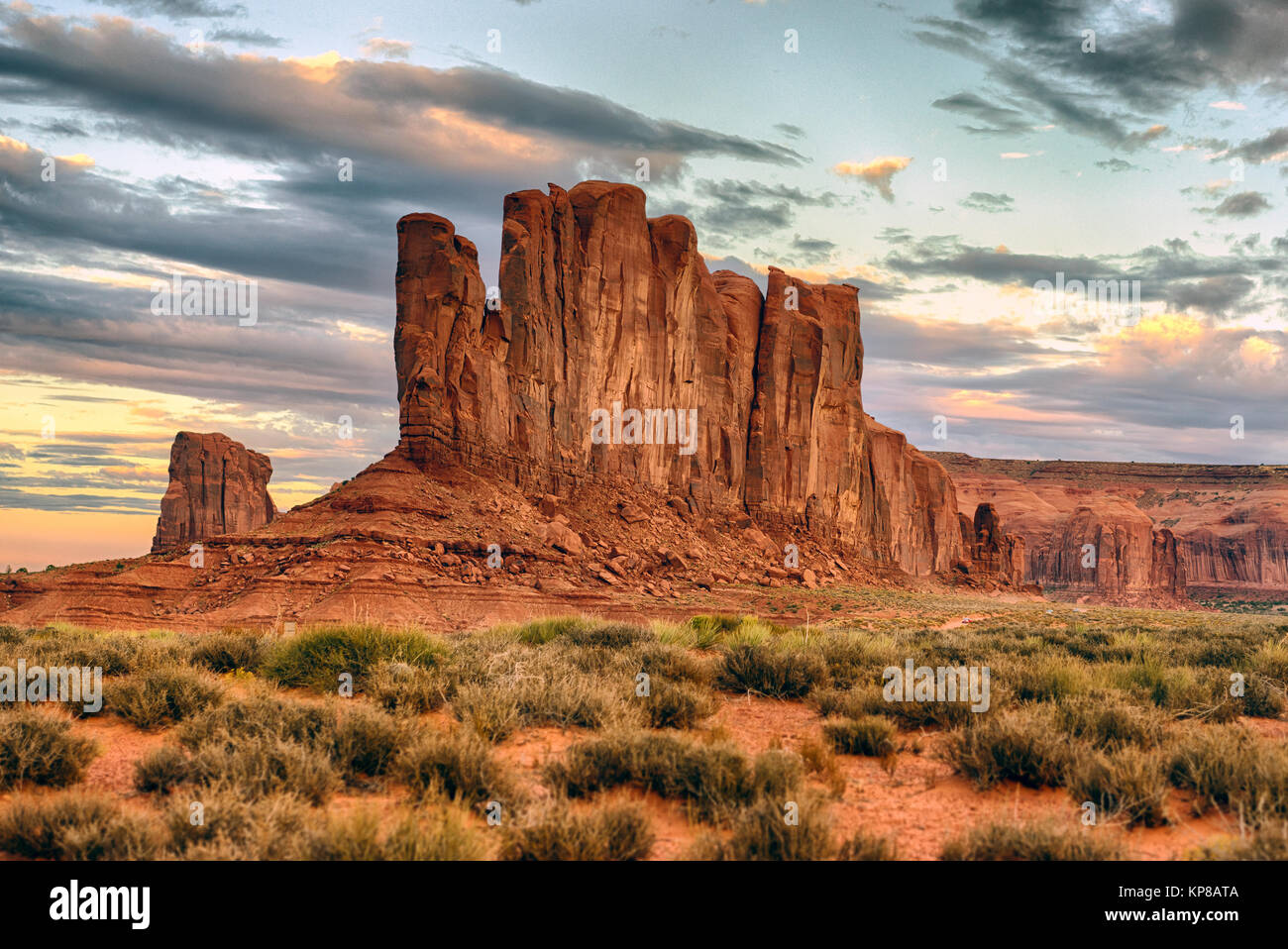 Sonnenuntergang im Monument Valley, Navajo Tribal Park, ständig wechselnden Licht. Arizona-Utah Grenze, USA Stockfoto