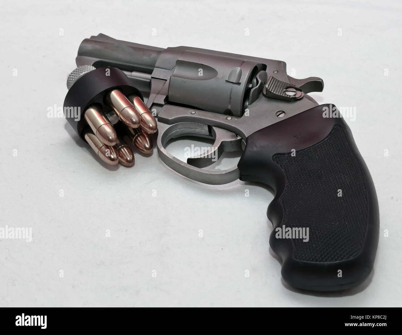 Eine rostfreie Stupsnase 44 spl-Revolver mit einer geladenen Speed loader Neben es auf einem weißen Hintergrund Stockfoto