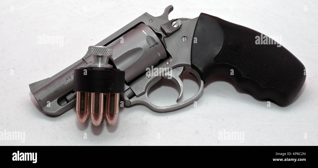 Eine rostfreie Stupsnase 44 spl-Revolver mit einer geladenen Speed loader Neben es auf einem weißen Hintergrund Stockfoto