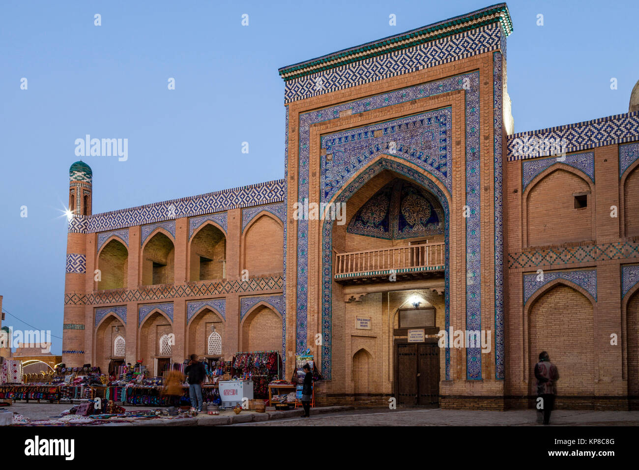 Bunte Souvenirs für den Verkauf außerhalb der Islam Khoja Madrassa, Chiwa, Usbekistan Stockfoto