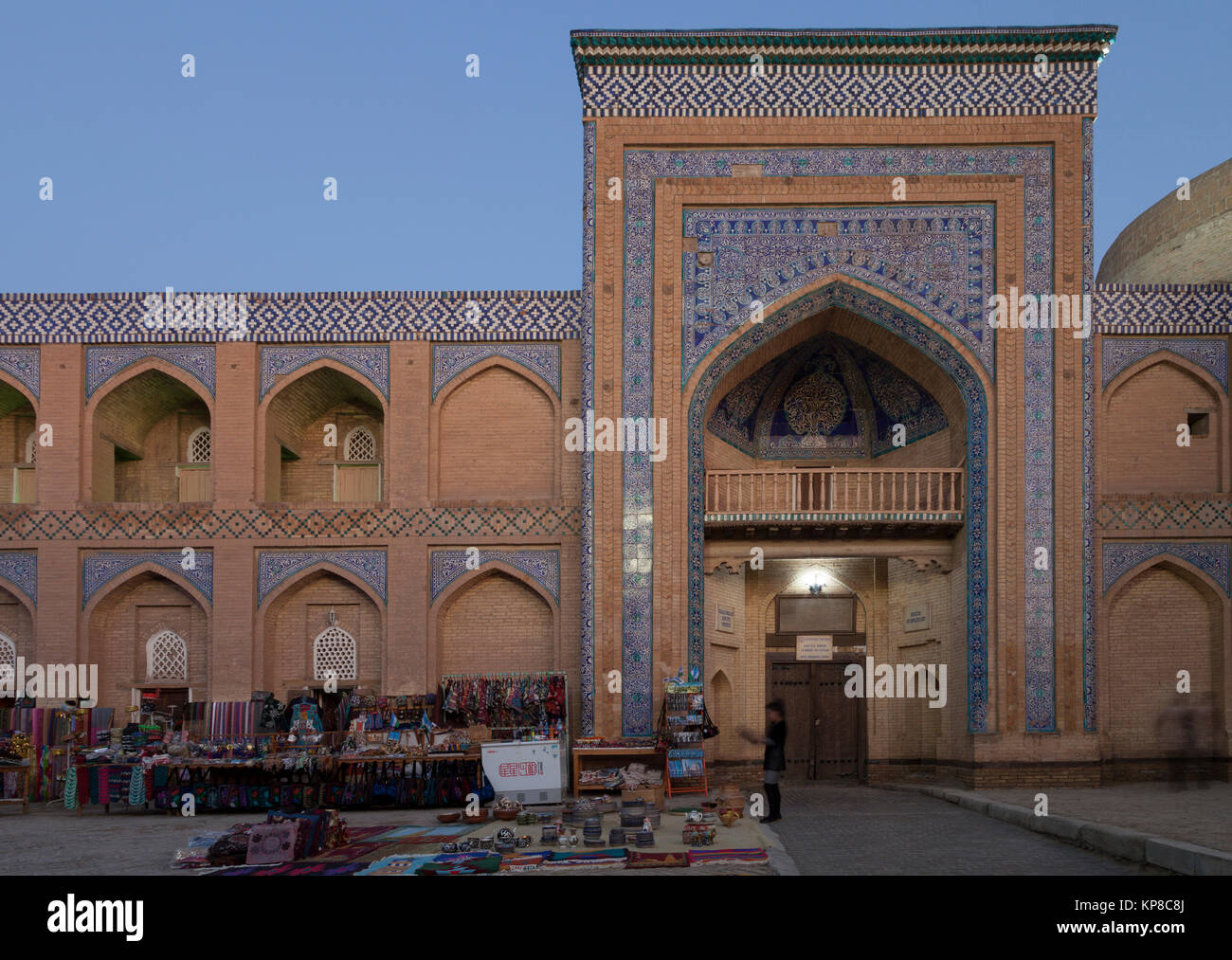 Bunte Souvenirs für den Verkauf außerhalb der Islam Khoja Madrassa, Chiwa, Usbekistan Stockfoto