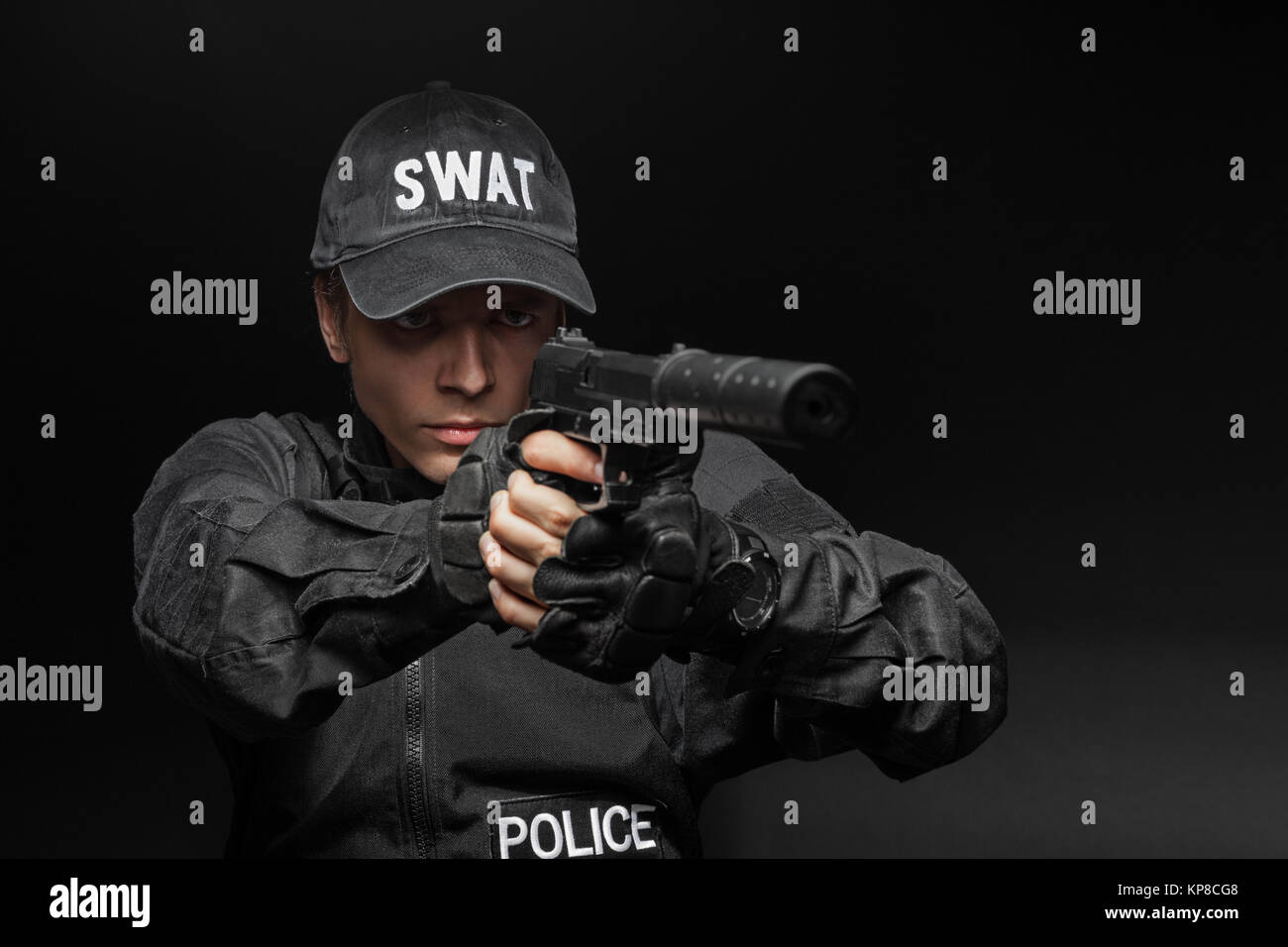 SWAT-Polizist mit Pistole Stockfoto