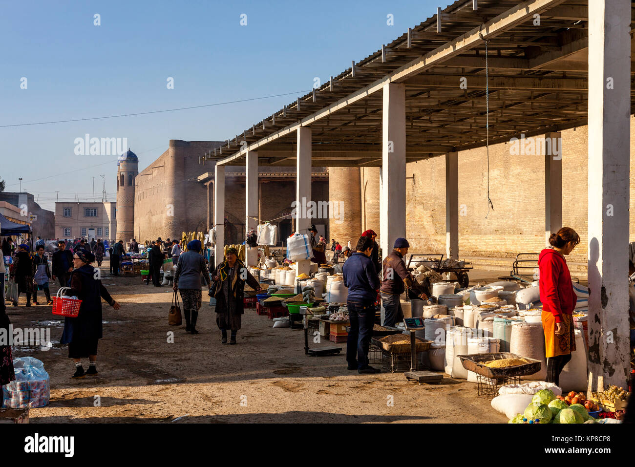 Eine Straße Markt außerhalb der alten Stadtmauern, Chiwa, Usbekistan Stockfoto