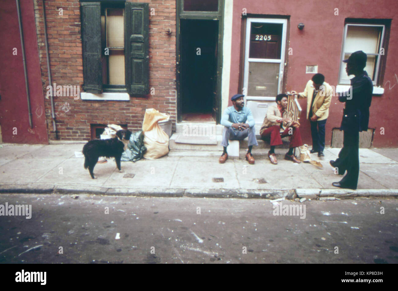 North Philadelphia Arbeitslosen Schwarzen. Mann auf der rechten Seite steht Gerald "Hitzewelle" Jones, einem Arbeiter, der für "das Netz", ein Resource Center, die von der städtischen Koalition, August 1973 gefördert Stockfoto
