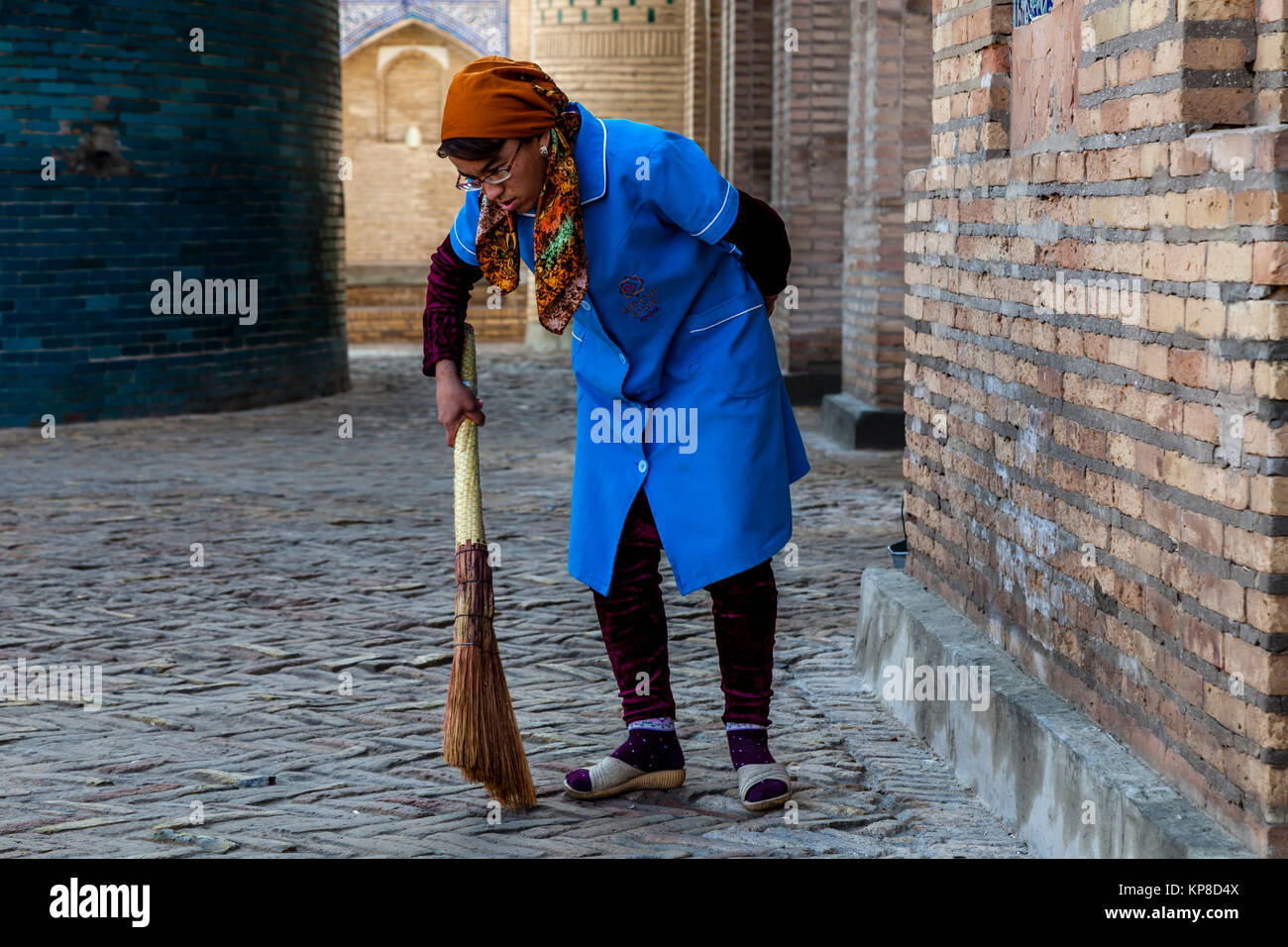 Eine weibliche Street Cleaner Arbeiten in Chiwa, Usbekistan Stockfoto
