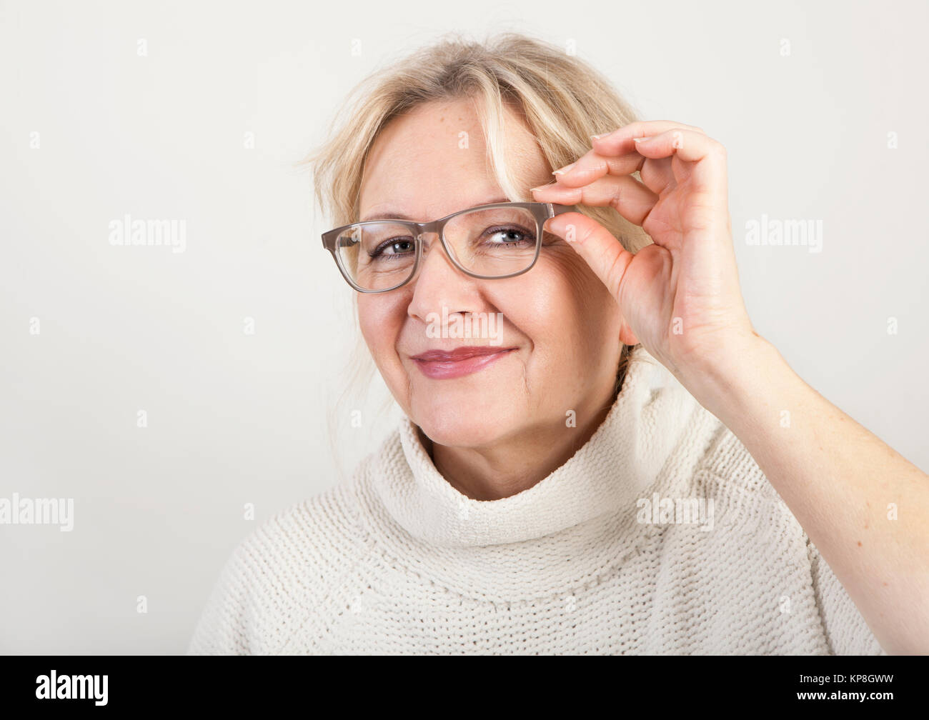 ältere Frau mit Brille Stockfoto