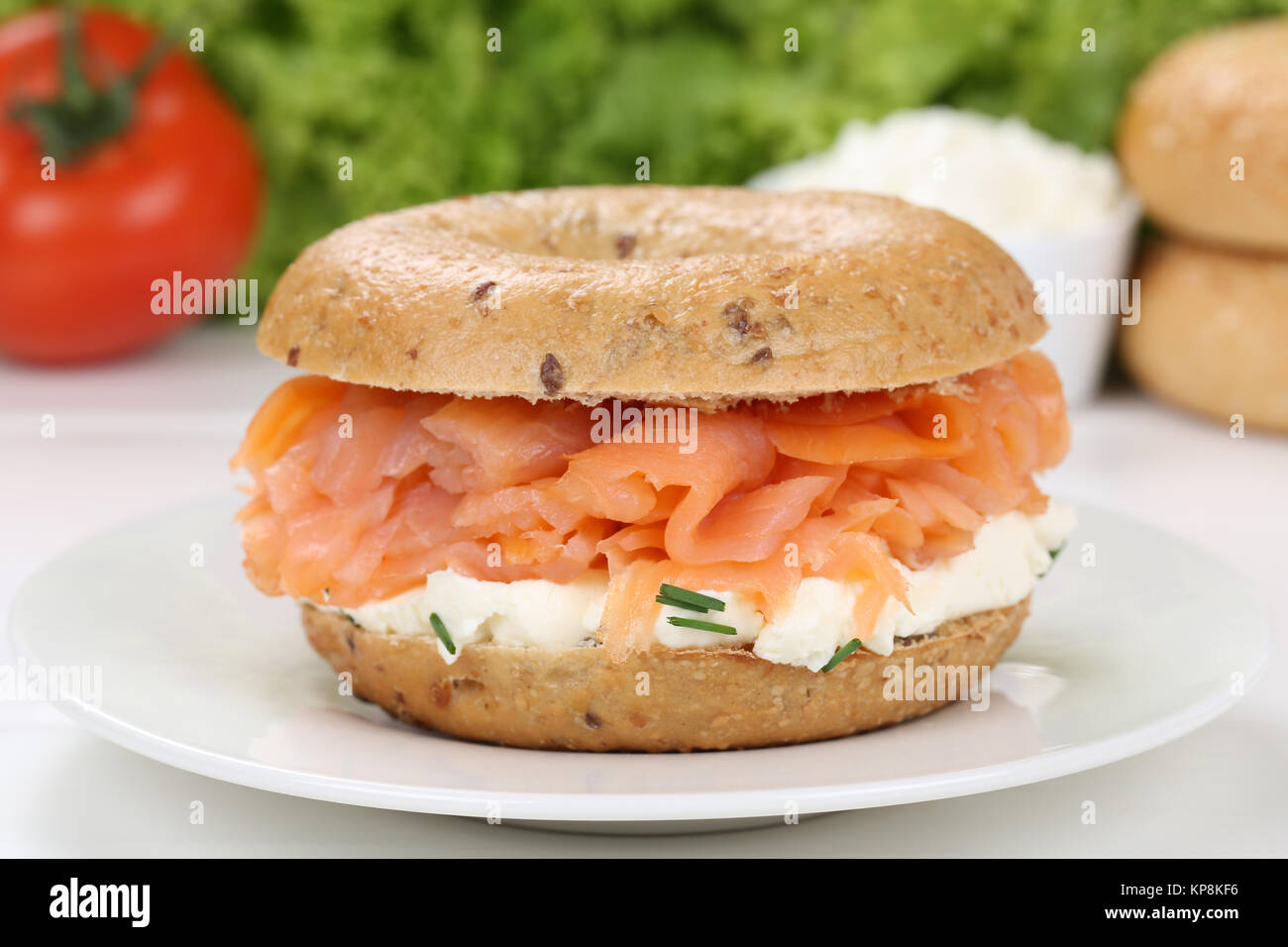 Bagel Brötchen für das Frühstück mit Lachs Fisch Stockfoto