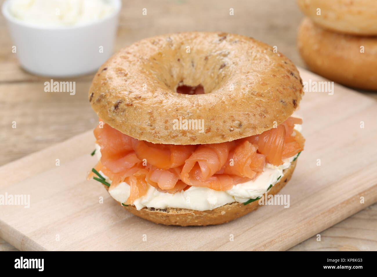 Bagel brötchen Sandwiches zum Frühstück mit Lachs Fisch Stockfoto