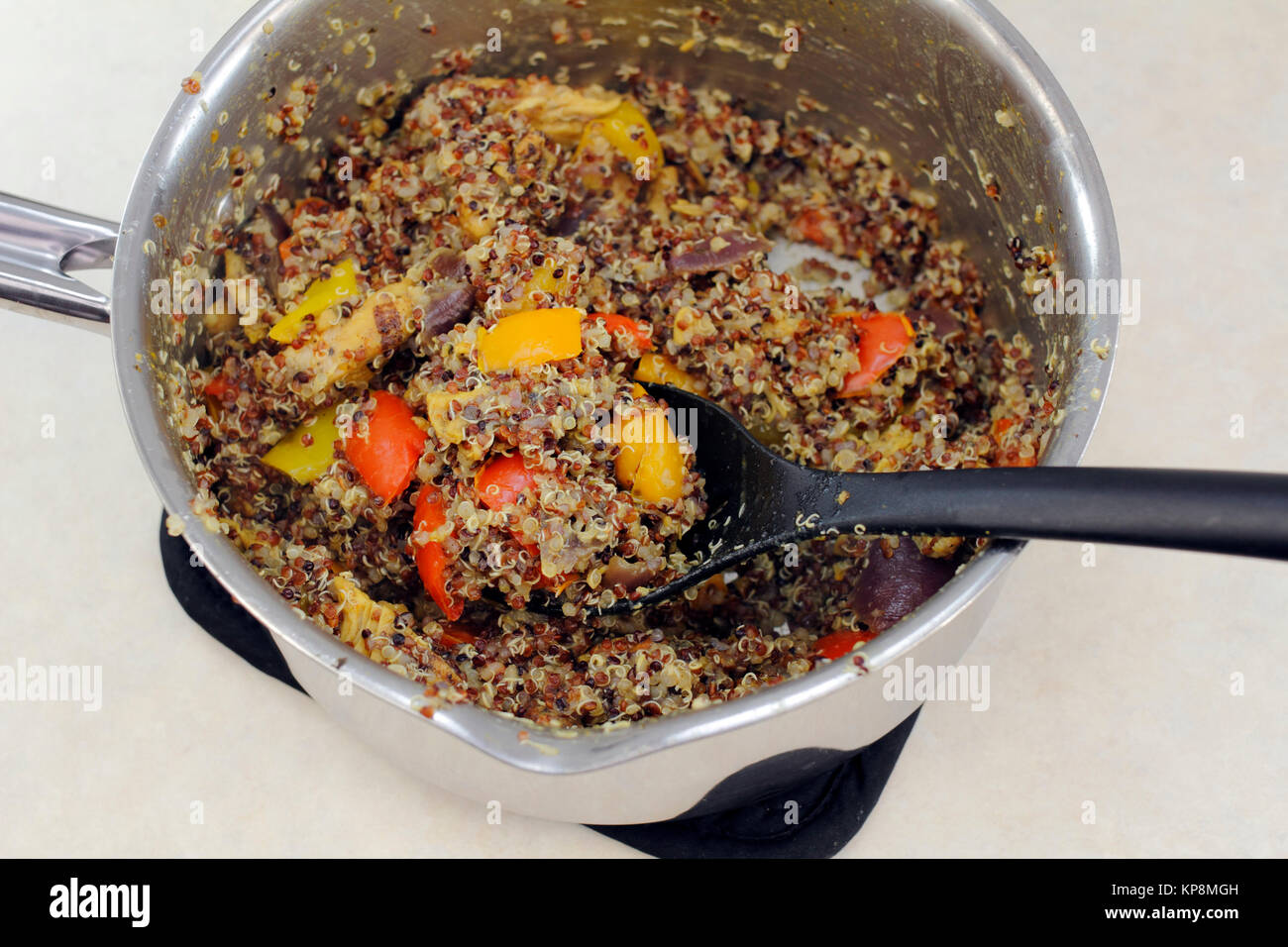 Gekocht Quinoa Gemüse und Huhn Stockfoto