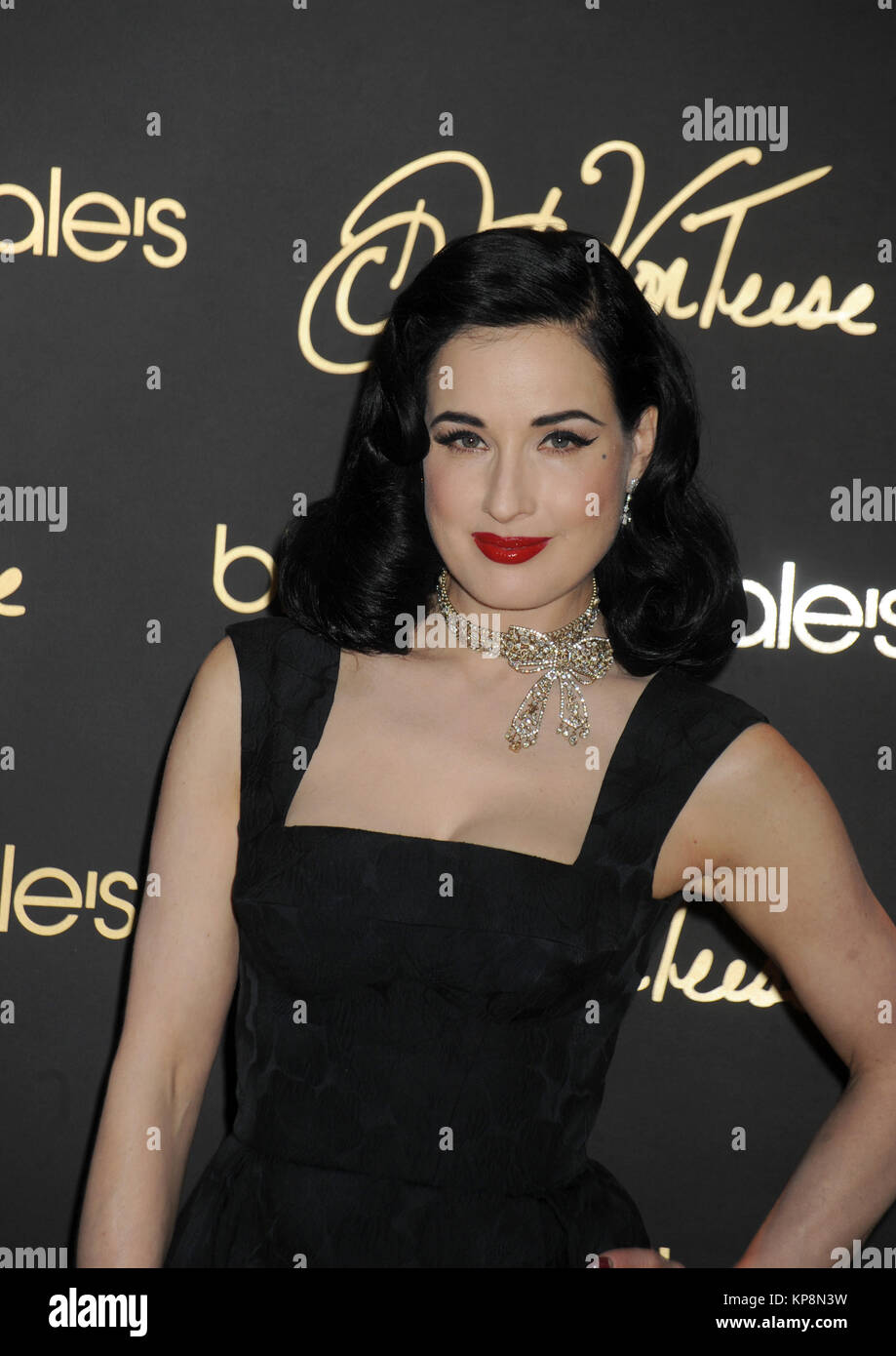 NEW YORK, NY - 02 Dezember: Dita Von Teese stellt mit den Modellen bei ihrem Besuch in 59th Bloomingdale's Street Store Kopien ihres neuen Buches "Ihre Schönheit Markierung" am Dezember 2, 2015 in New York City zu unterzeichnen. Personen: Dita Von Teese Stockfoto