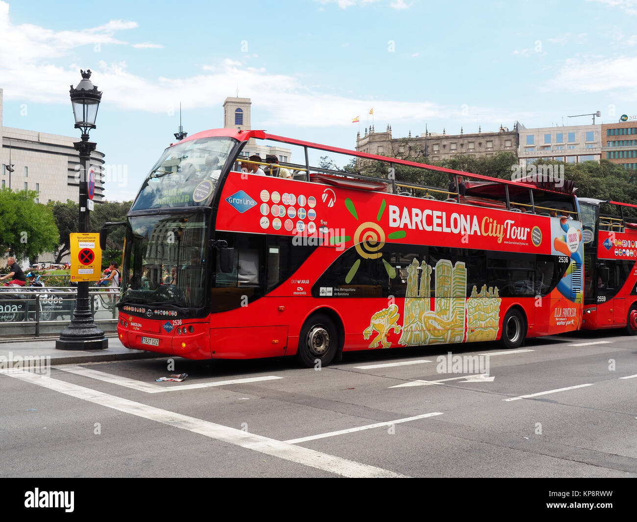 Touristische Bus an der Plaza Catalunya, Barcelona, Spanien. Barcelona City Tour ist eine offizielle touristische Bus Service, den die Stadt zeigt mit einem Audio Guide. Stockfoto