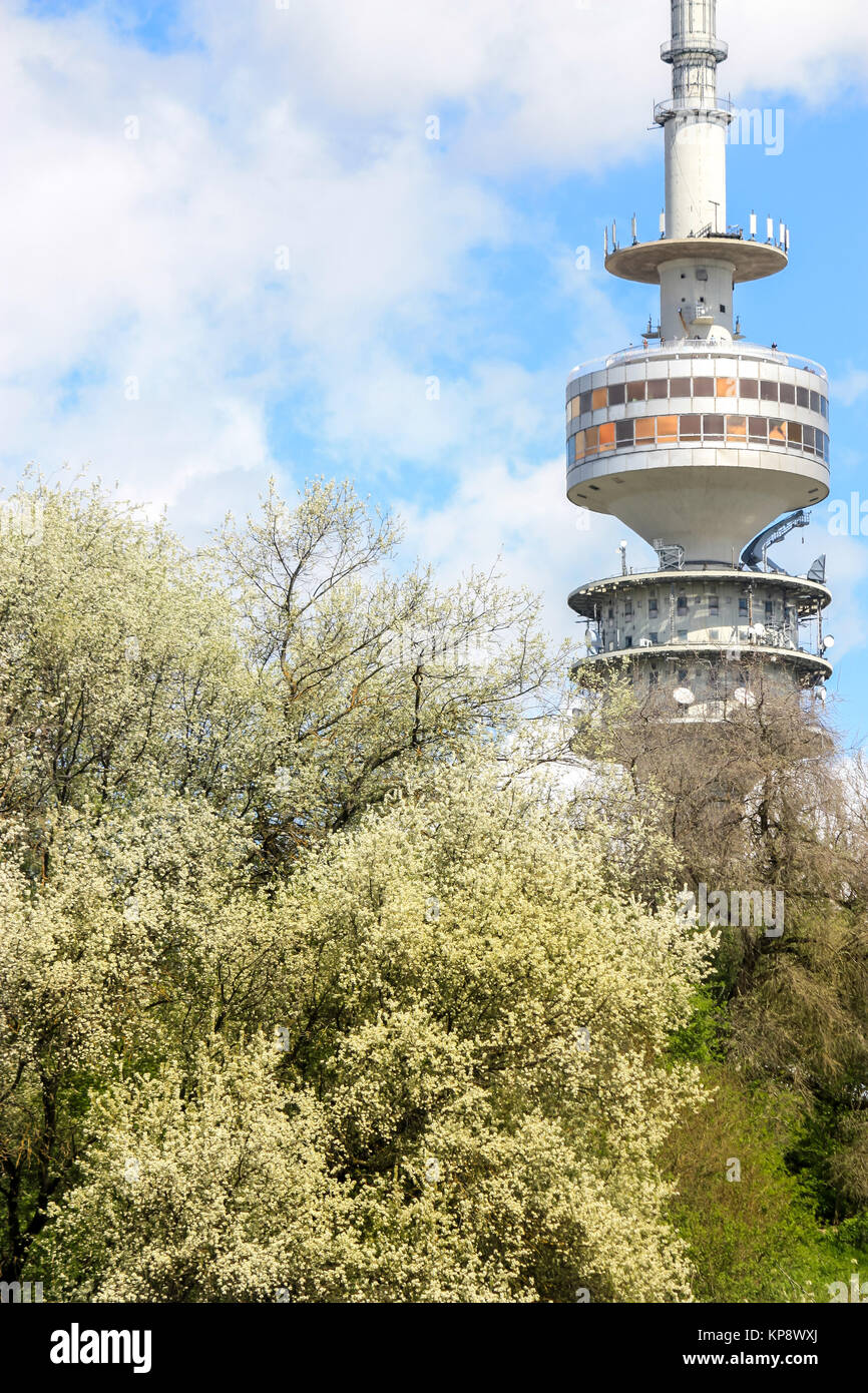 Olympic Tower - der Funkturm im Münchner Olympiapark, von dem aus Sie einen herrlichen Blick auf die Alpen haben Stockfoto