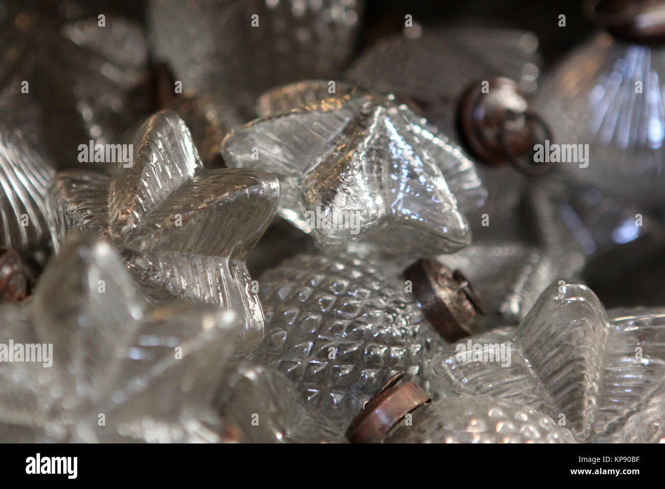 Viele Klarglas-Kugeln für die Weihnachtszeit Stockfoto
