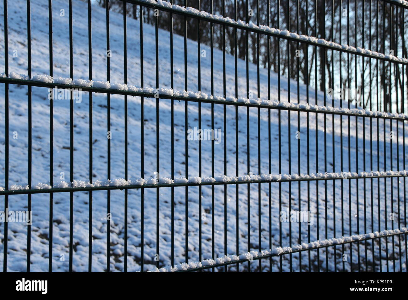 Ein Zaun im Winter Stockfoto