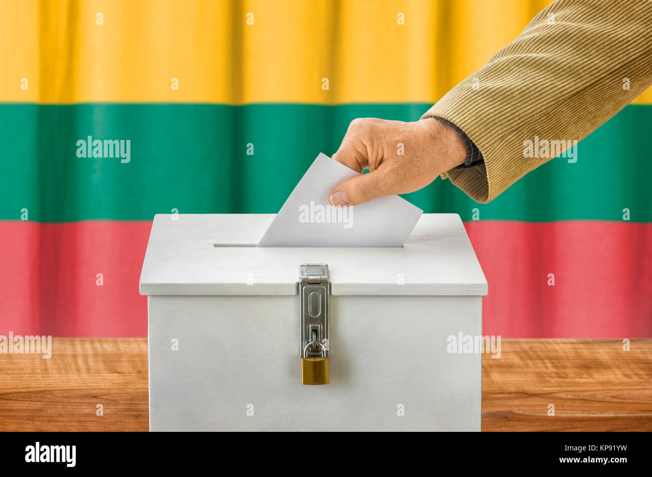 Mann die Stimmzettel in die Wahlurne - Litauen Stockfoto