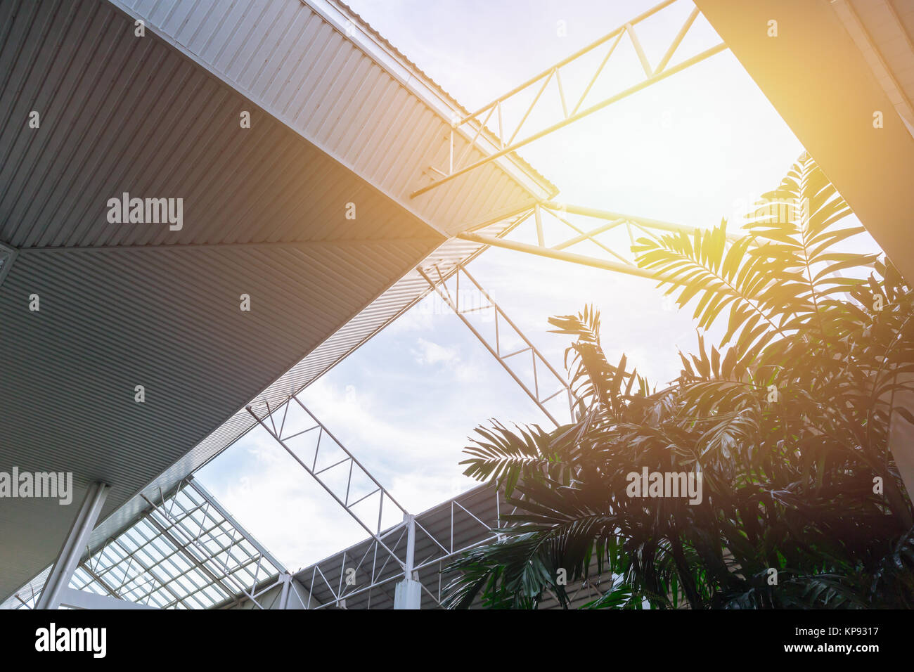 Sun Licht durch das Dach für eco Energie sparen in der modernen Architektur Stockfoto