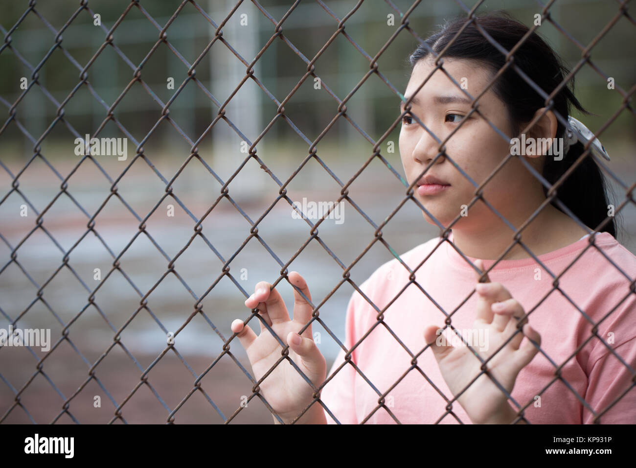Gefängnis asian Teen behide Käfig mit traurigen im Gefängnis Stockfoto