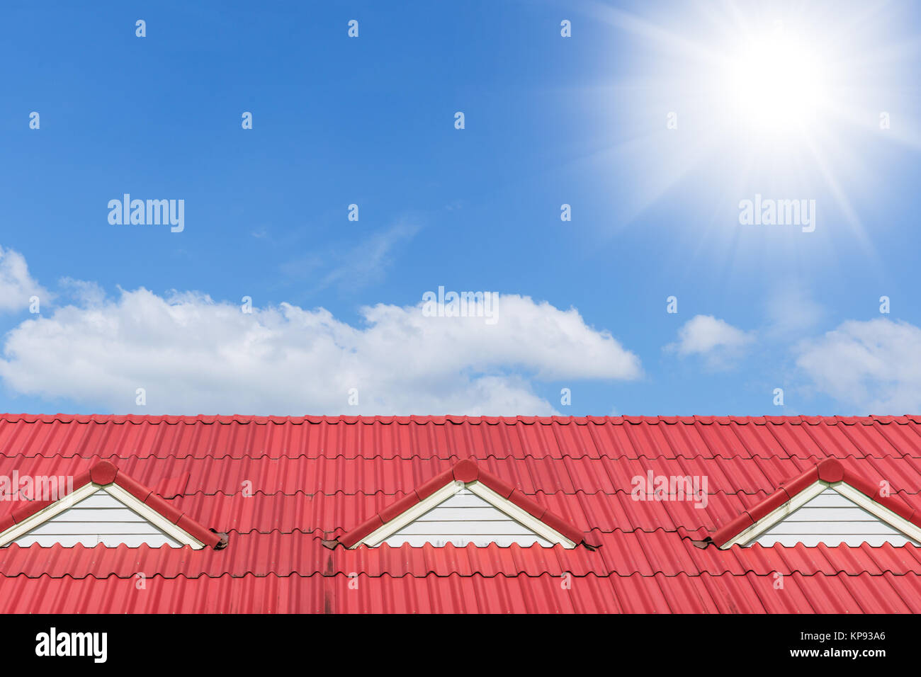 Haus Dach auf blaue Wolke sonnigen Tag Himmel Hintergrund mit Platz Stockfoto