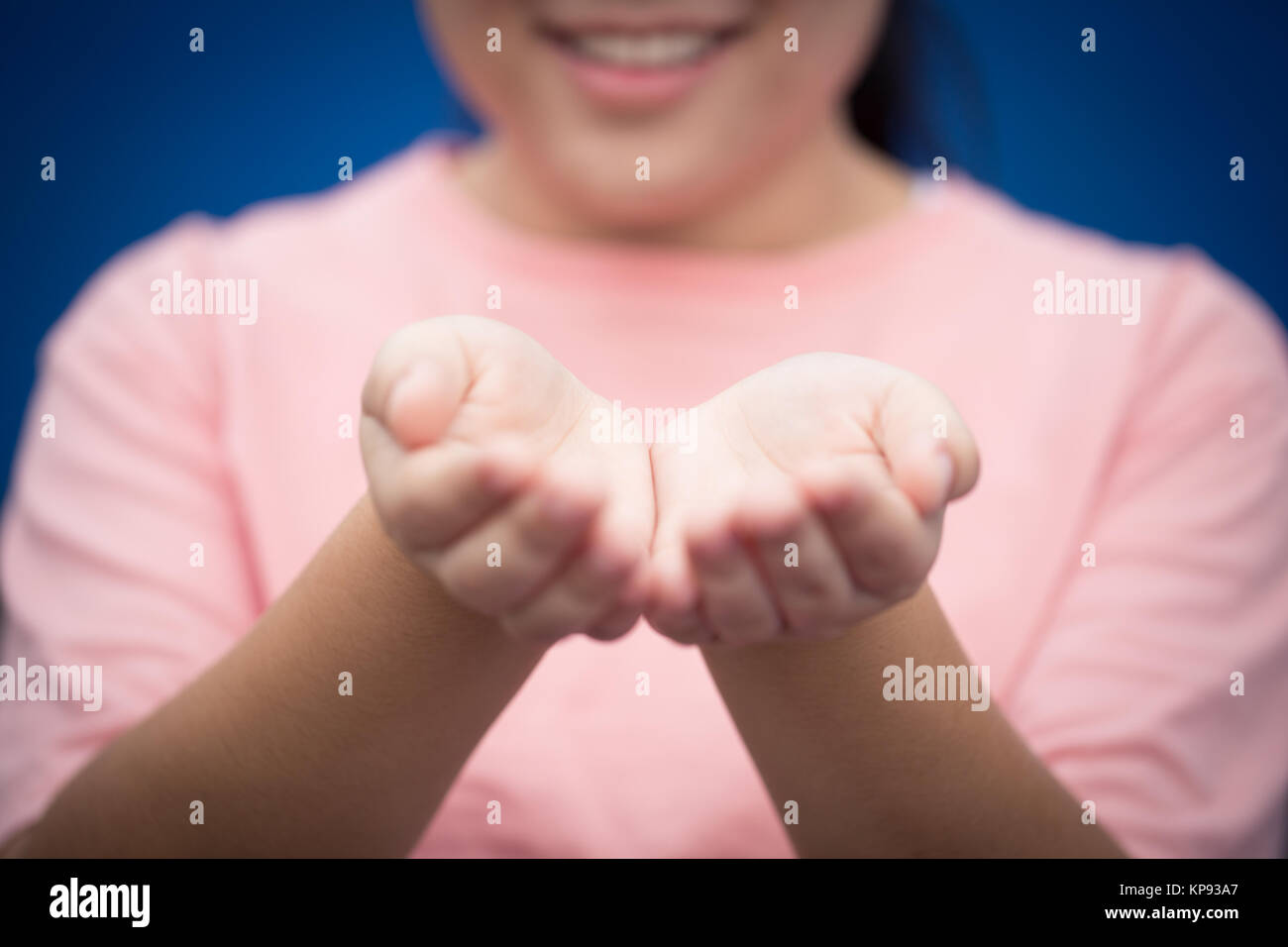 Mädchen teen Lächeln Hand öffnen Sie palm Fragen geben oder das Konzept Hilfe Stockfoto