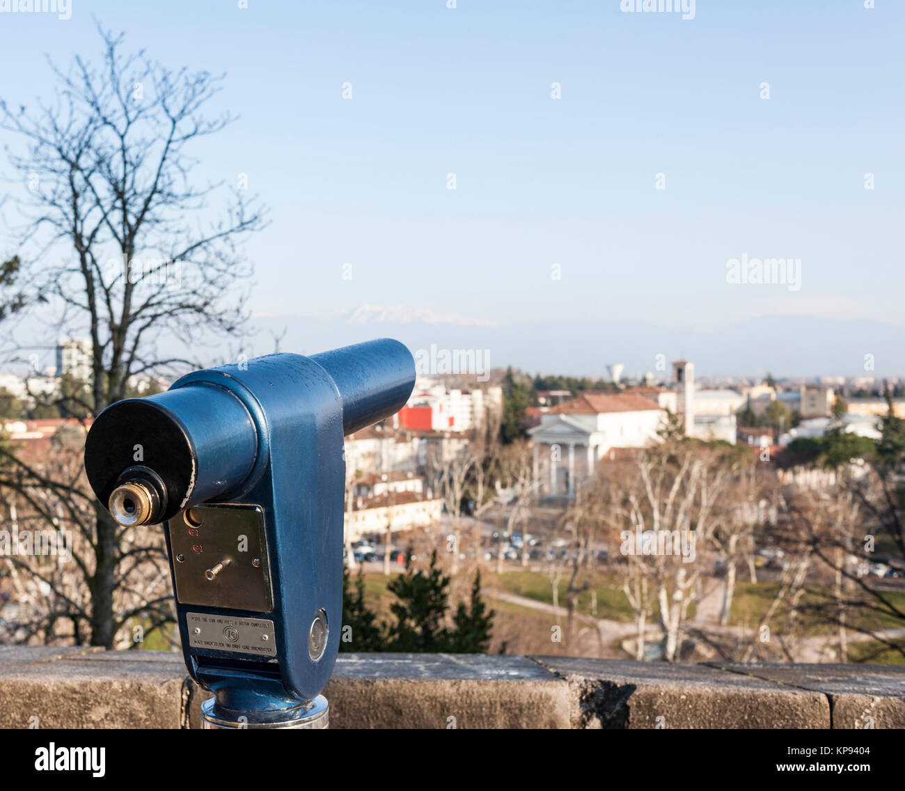 Münze betrieben Teleskop für Sightseeing italienische Stadt Udine Stockfoto