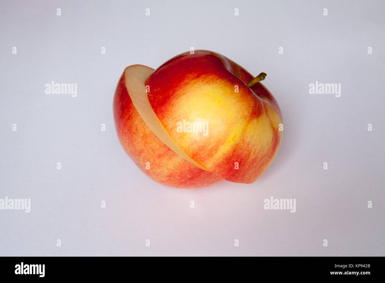Schön, bewusst und lecker Schnitt Apple auf weißem Hintergrund Stockfoto