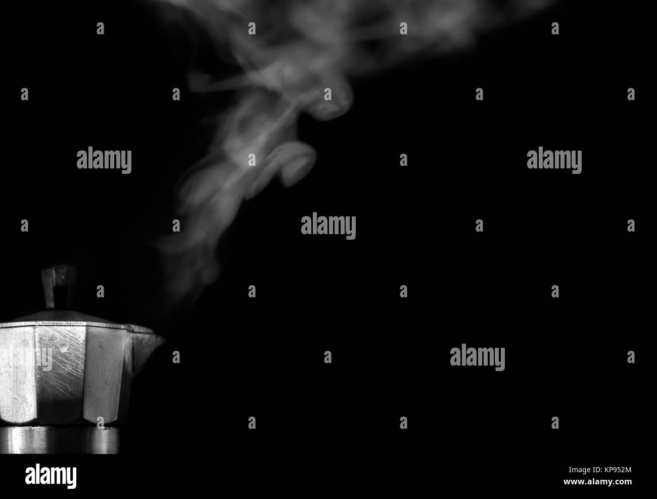 Kaffee Vorbereitung auf schwarzem Hintergrund Stockfoto