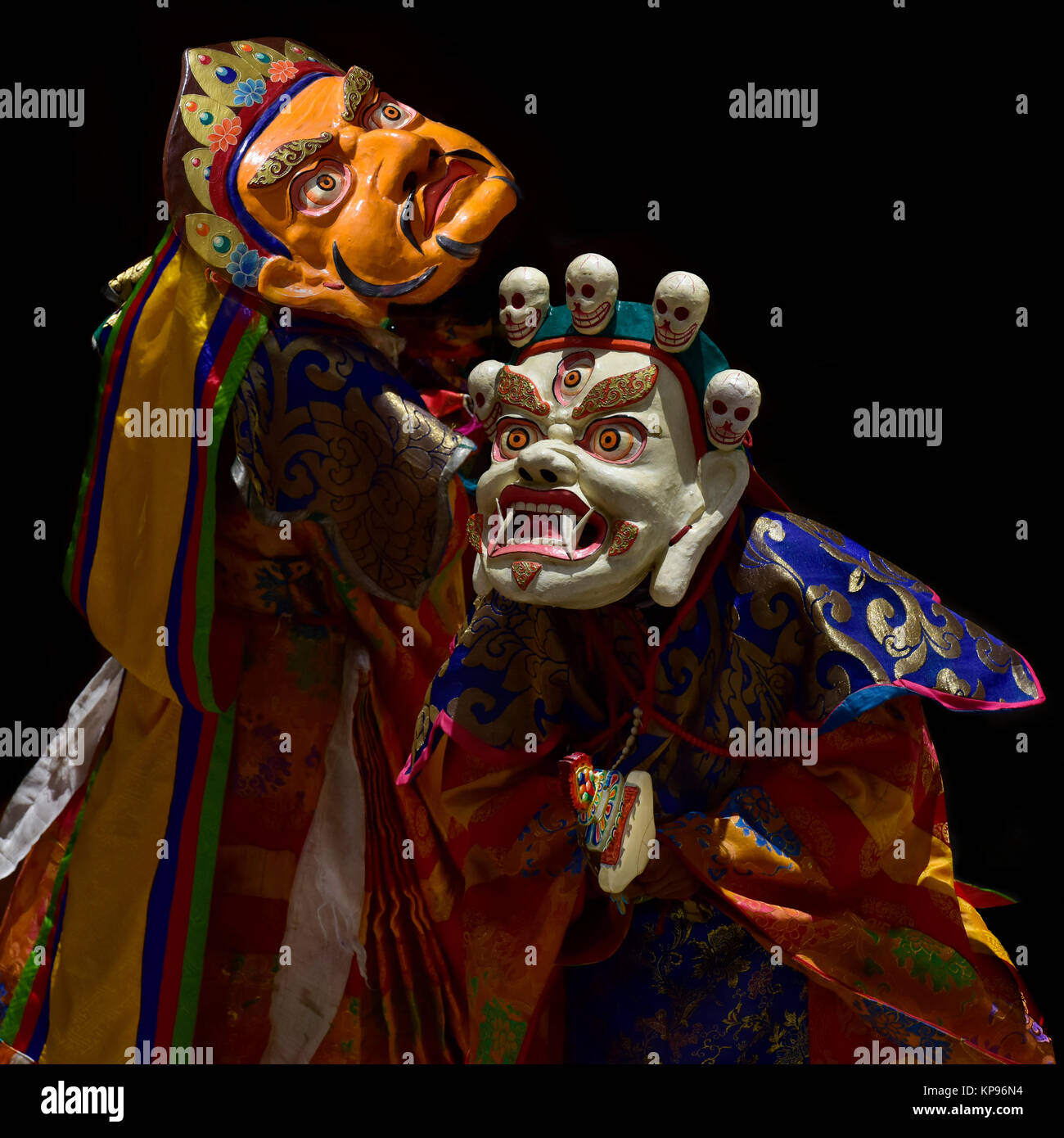 Heiligen tibetischen mystischen Kleidung: alte Holz- rituelle Masken weiße Mahakala und Gelbe Shamballa und bunten Kleidern. Stockfoto