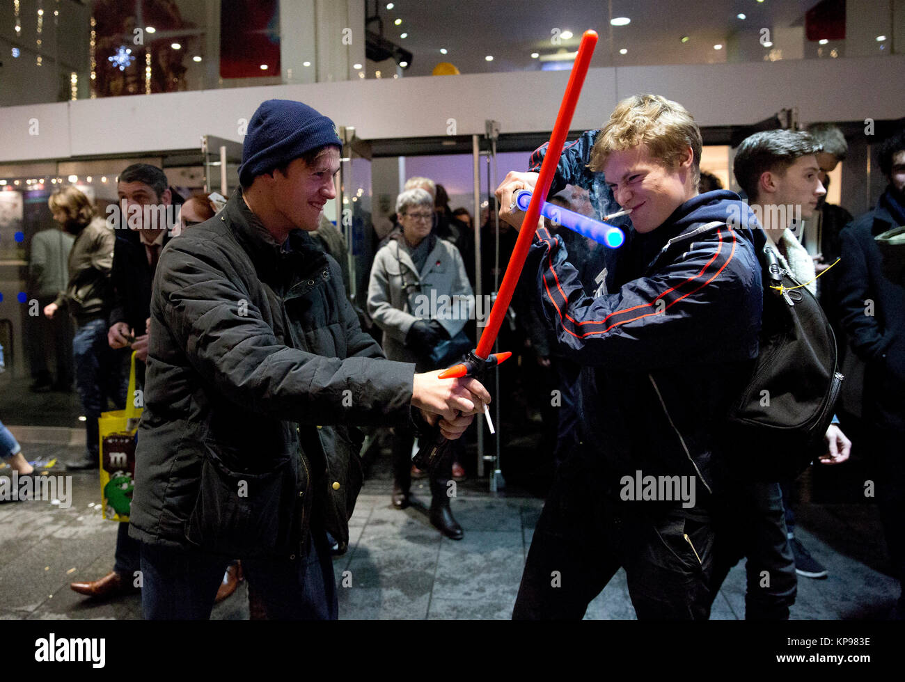 Zwei Fans kämpfen mit ihren Lichtschwertern, wie sie ein Screening von Star Wars: Der letzte Jedi am Leicester Square in London. Stockfoto
