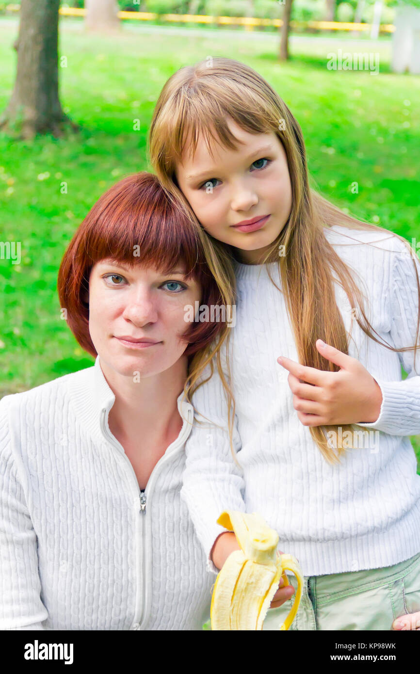Mutter und Tochter Banane essen Stockfoto