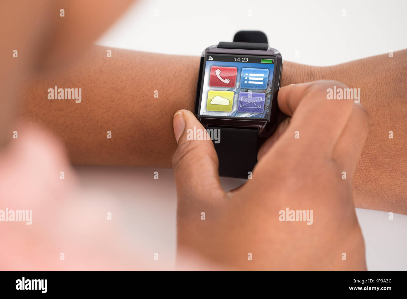 Person's Hand tragen Smartwatch Stockfoto