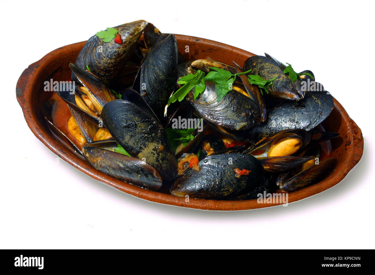 Frische Muscheln mit Weißwein-Sauce auf einer Platte zubereitet ...