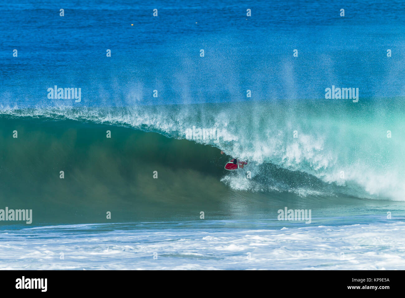 Surfen Surfer nicht identifizierten Reifenfahrten hohlen Ocean Wave mit Blick auf Aktion Foto. Stockfoto