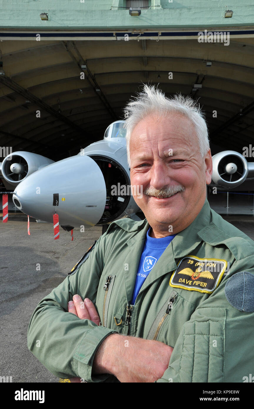 Dave Piper Pilot der Canberra PR9 der Midair Squadron, entmobbertes RAF, Royal Air Force Jet Flugzeug. Mit Namenpatch Stockfoto