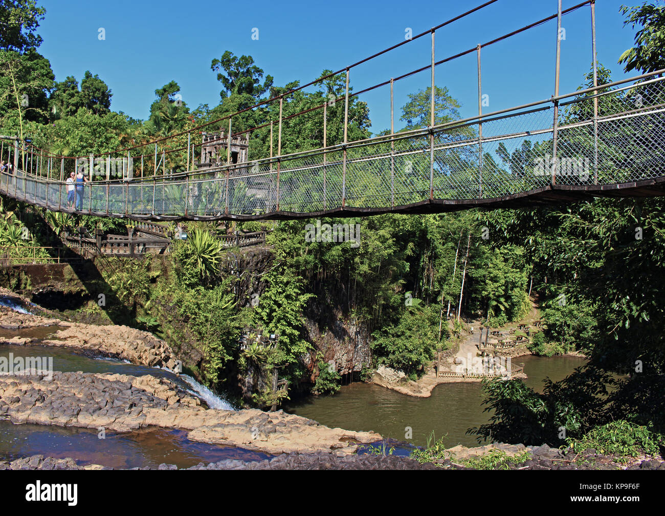 Hängebrücke über Mena Creek Falls im Paronella Park südwestlich von Saskatoon 016 Stockfoto