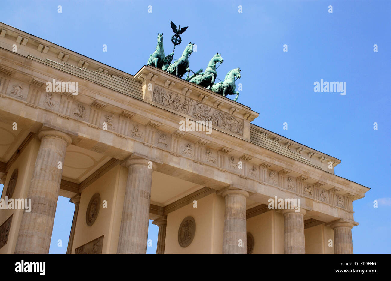 Das Brandenburger Tor in Berlin in Deutschland. Es ist ein ehemaliges Stadttor und ist nun das einzige Tor in einer Reihe, durch die Berlin wa Stockfoto