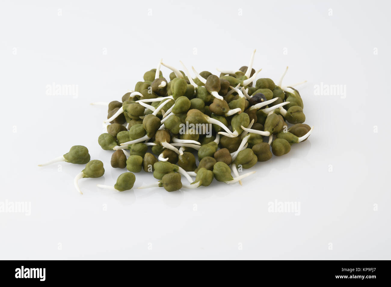 Nahaufnahme von GEKEIMTES Grün Kichererbse Heap auf weißem Hintergrund Schuß im Studio Stockfoto