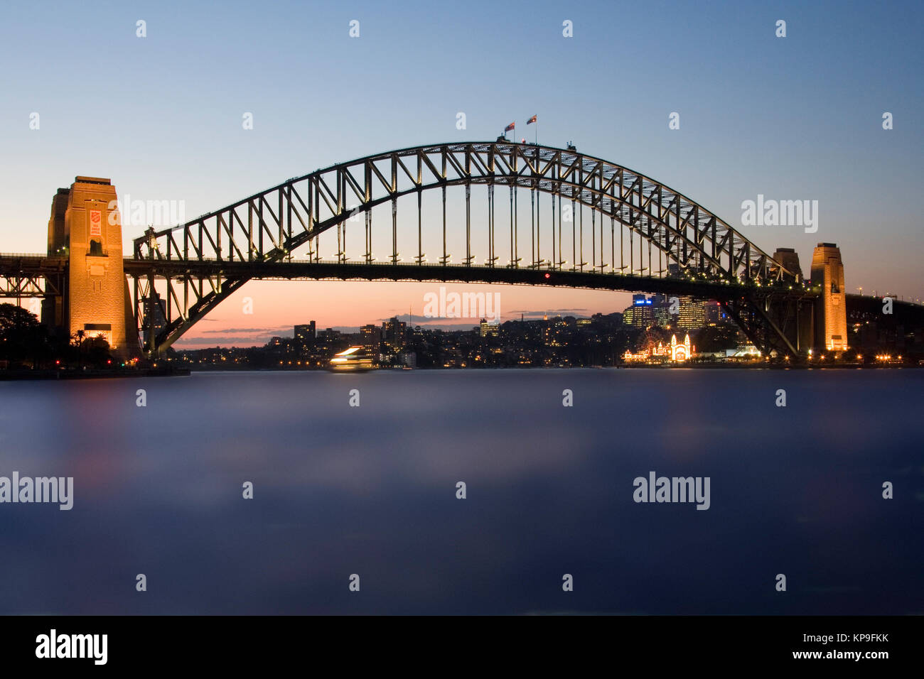 Sydney Harbour Bridge im Hafen von Sydney, New South Wales, Australien. 1932 eröffnet, es trägt Schienenverkehr, Straßenverkehr, Fahrrad- und Fußgängerverkehr zw. Stockfoto