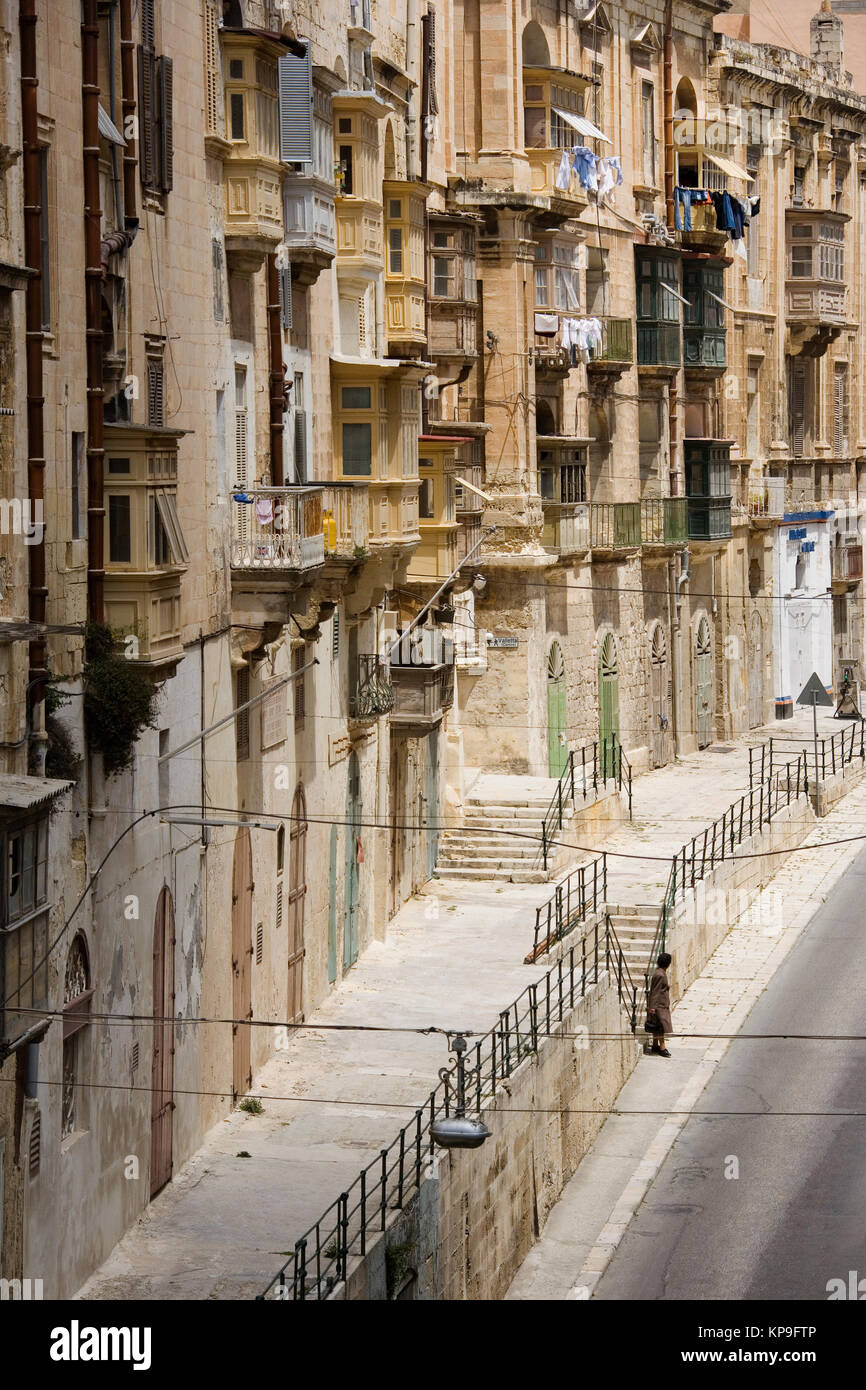 Alte Gebäude auf einer Straße in der Stadt Valletta auf der Mittelmeerinsel Malta. Stockfoto