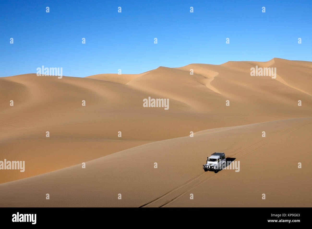 Fahrzeug drving über Sanddünen in der Namib Wüste von Namibia. Stockfoto