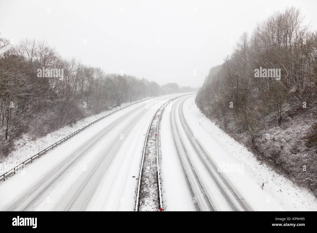 Autobahn mit Schnee bedeckt während eines Schneesturms im Winter Stockfoto