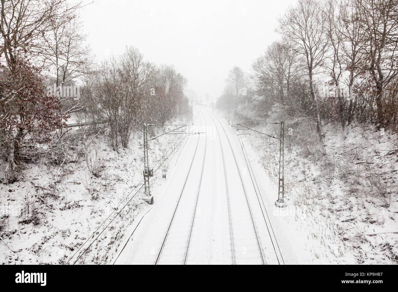Schnee bedeckt Eisenbahn während einer Blizzard im Winter Stockfoto