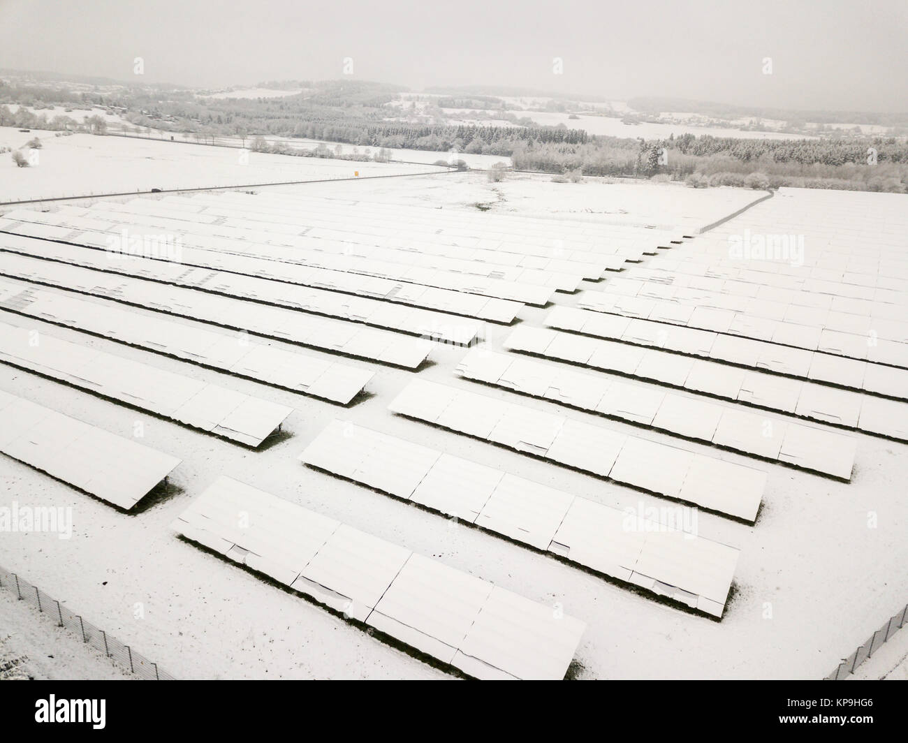 Schnee bedeckt Solarkraftwerk im Winter Stockfoto