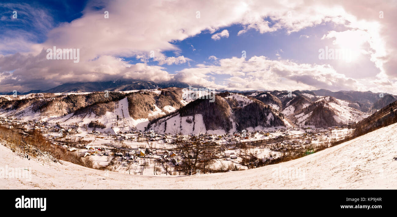 Winterlandschaft mit der Bucegi Gebirge in Rumänien Stockfoto