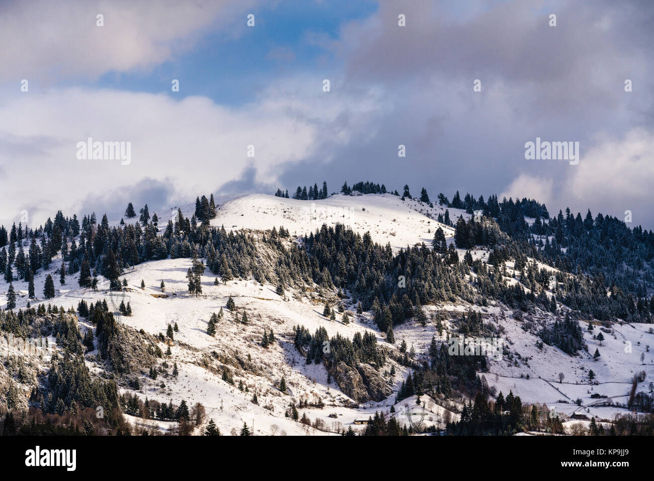 Winterlandschaft mit der Bucegi Gebirge in Rumänien Stockfoto