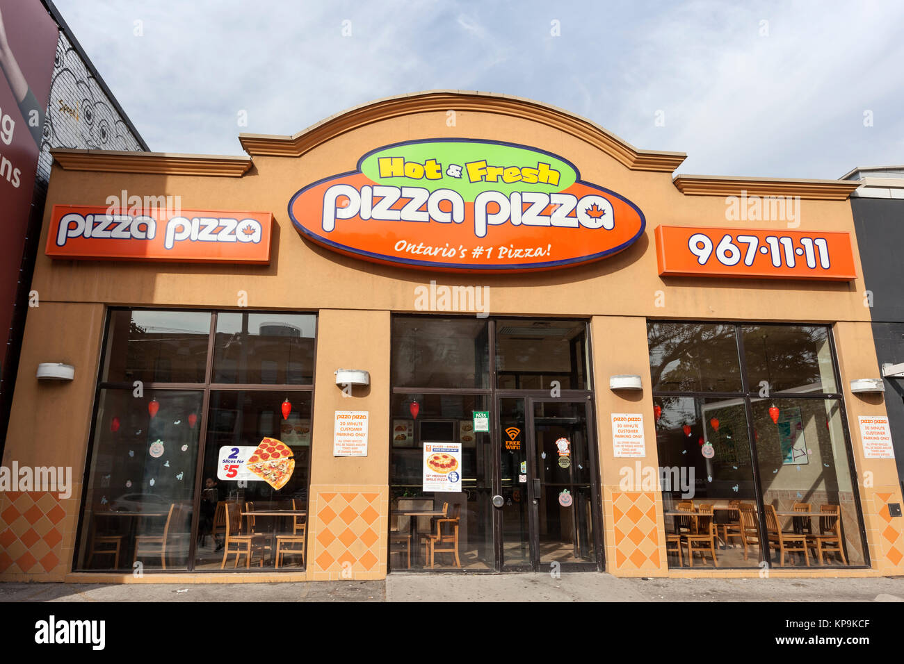 Toronto, Kanada - 21.Oktober 2017: Kanadische fast food Franchise Restaurant Pizza Pizza in der Innenstadt von Toronto. Pizza Pizza Restaurants sind vor allem Stockfoto