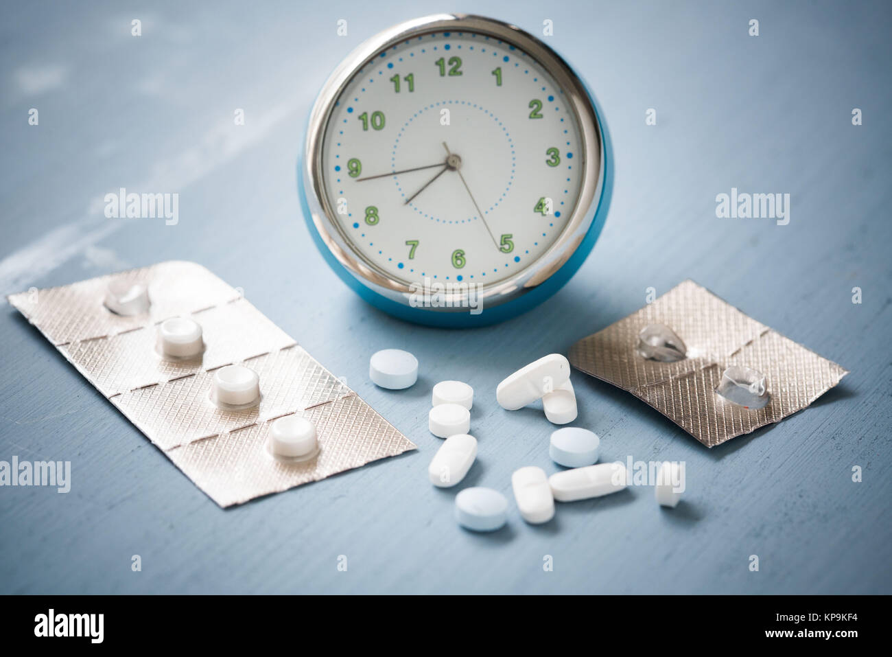 Tabletten auf einem Nachttisch. Stockfoto